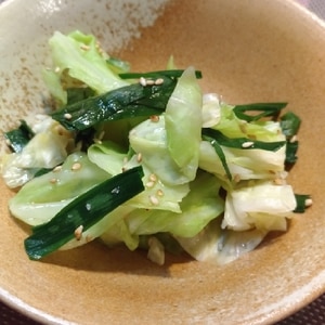 野菜たっぷり消費☆春キャベツとニラの和え物